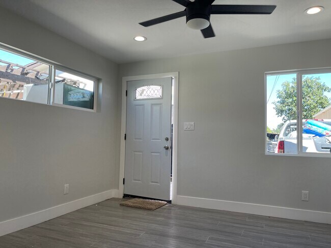 Building Photo - 15205 S Frailey Ave