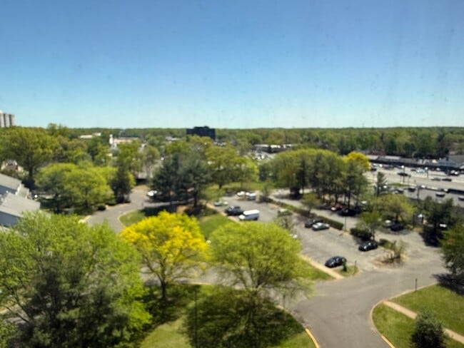 Building Photo - 1 Bed in Barclay Towers! Eligible for $500 Security deposit.