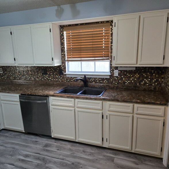 Building Photo - 4265 Antioch Rd