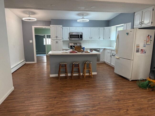 Building Photo - 3 bedrooms, 2 bathrooms, fenced in yard, e...