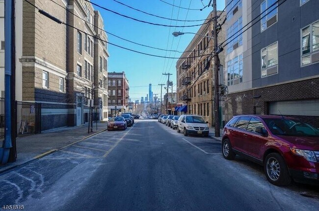 Building Photo - 318 54th St