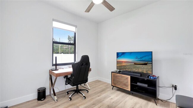 Building Photo - 306 E Clay Ave