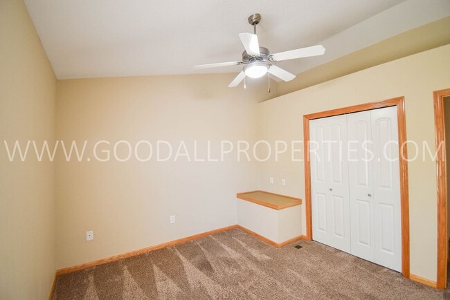 Building Photo - 2 Bedroom, 2 1/2 Bath Townhome in Urbandale with attached Garage!!!