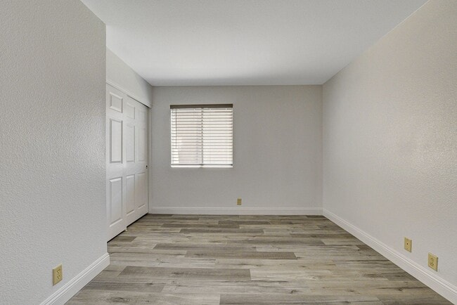 Building Photo - SINGLE BEDROOM CONDO IN GUARD GATED COMMUN...