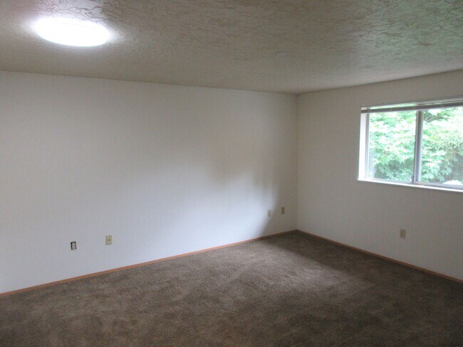 Building Photo - Quiet Two Bedroom Apartment in Keizer