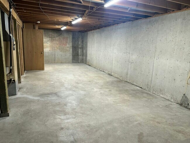 Building Photo - 1901 Elm Ave