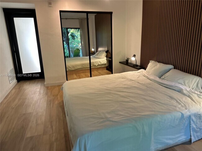 Building Photo - 1860 Venice Park Dr