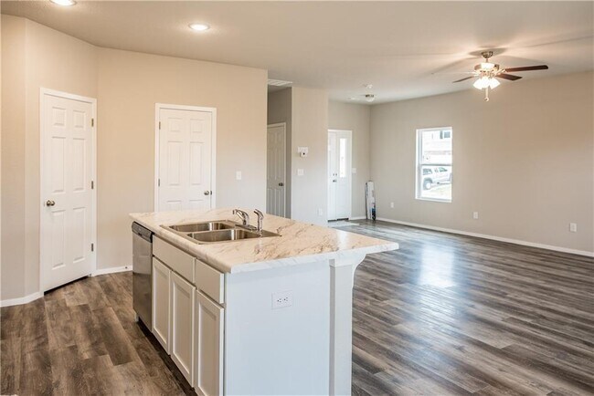 Building Photo - 425 Mayflower Ave