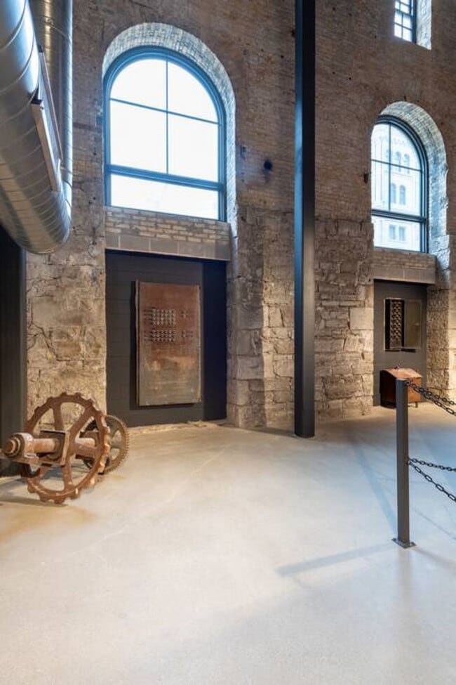 Building Photo - 1009 W Juneau Ave