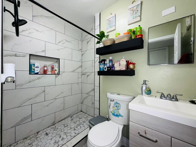 Building Photo - 2615 N Beaumont Ave