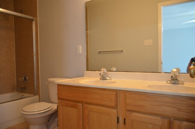 Building Photo - 520 Gandara Dr