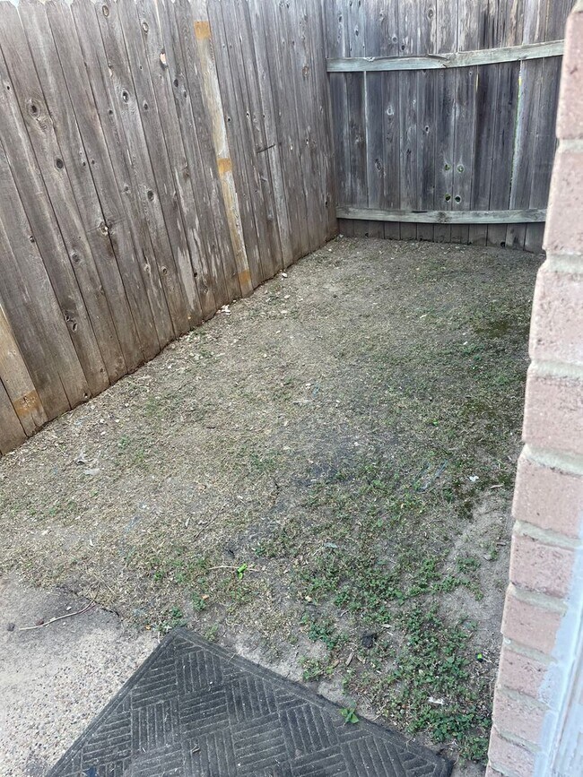 Building Photo - AUGUST PRE-LEASE!  Great 3 bedroom 2 Bathroom Duplex with Small Yard