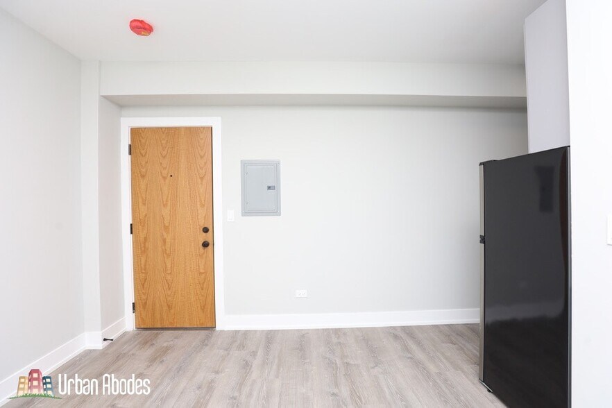 Building Photo - 515 W Belmont Ave