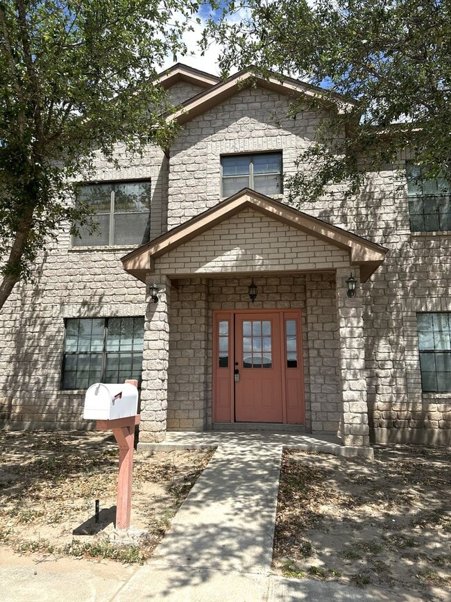 Building Photo - 603 E 8th St