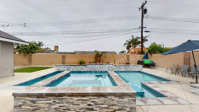 Building Photo - Amazing home with Pool!