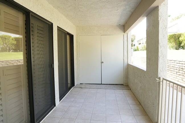 Building Photo - 353 E Via Escuela