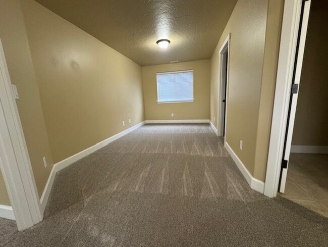 Building Photo - MOVE IN SPECIAL $500 OFF FIRST MONTHS RENT...