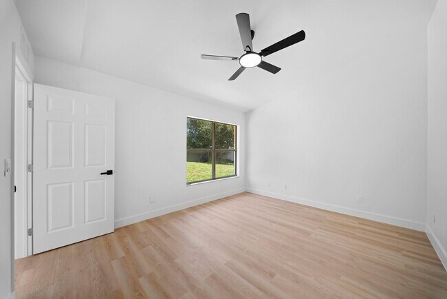 Building Photo - Beautifully updated duplex two bedrooms+ DEN, two bath in Cape Coral