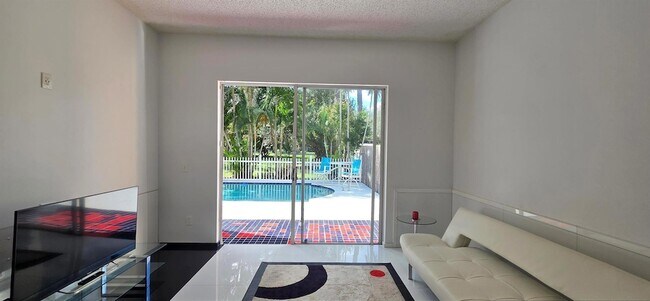 Building Photo - 661 Lake Wellington Dr