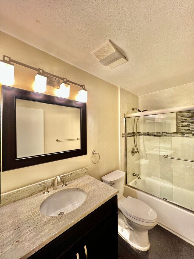 Building Photo - Beautiful 3B/2.5BA W/ Attached 2 Car Garage & W/D in La Jolla!