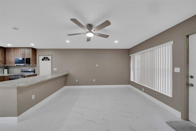 Building Photo - 7762 Plantation Blvd