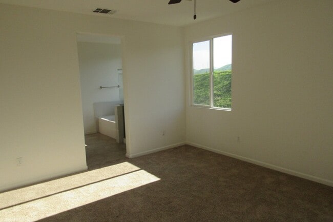 Building Photo - Gorgeous 4 Bed/2.5 Bath in Perfect Pittsburg Location
