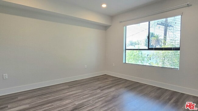 Building Photo - 5030 Rosewood Ave
