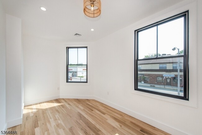 Building Photo - 554 Valley Rd