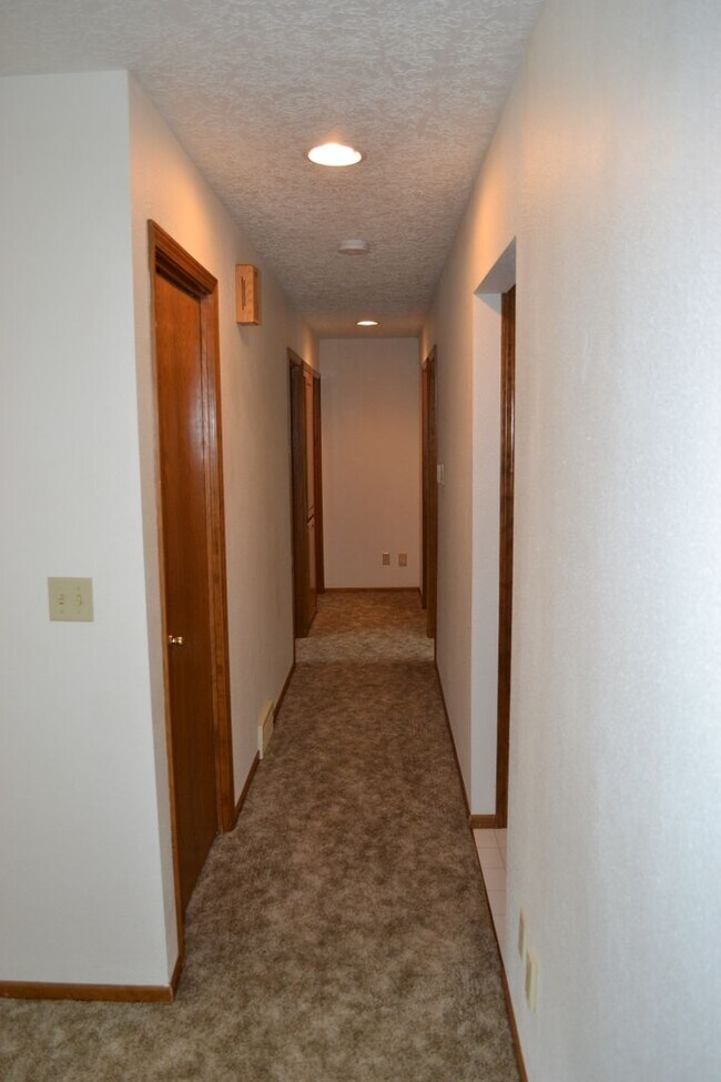 Building Photo - BEAUTIFUL 3 BEDROOM 3 BATH HOUSE LOCATED IN SOUTH SALEM