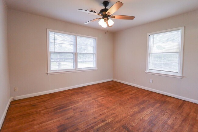 Building Photo - 3 BED 1 BATH! Schedule a tour today!