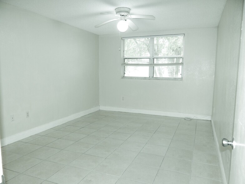Building Photo - 8225 Lake Dr