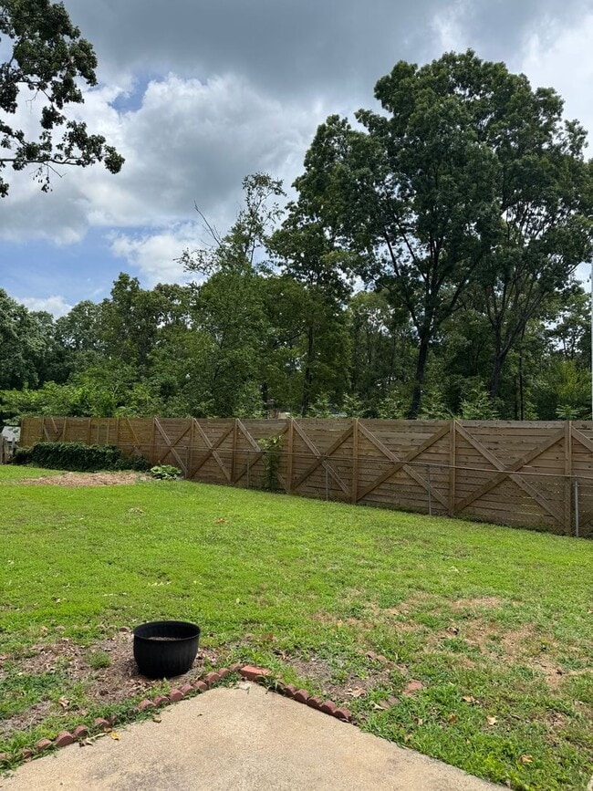 Building Photo - 4 Bedroom with fenced in yard!