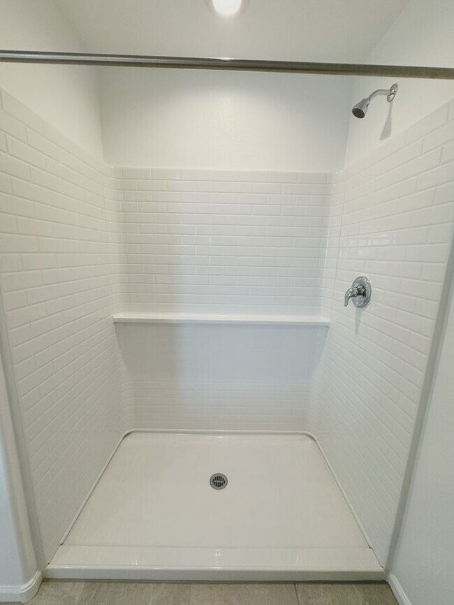 Building Photo - MOVE IN SPECIALS!! ONE MONTH RENT FREE!! New 5-Bedroom Home in Phoenix with Upgrades!