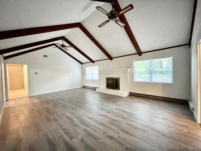 Building Photo - Waterfront Ranch Home - Excellent School Z...