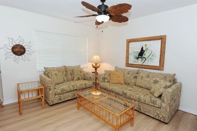 Building Photo - OFF-SEASON 2026 : 2 Bedroom 2 Bath Furnished Rental in Vanderbilt Lakes