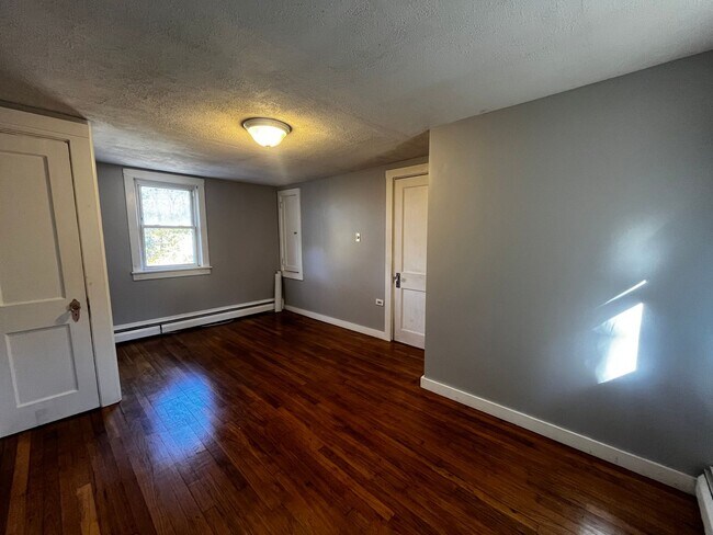 Building Photo - Charming 2 Bedroom Home