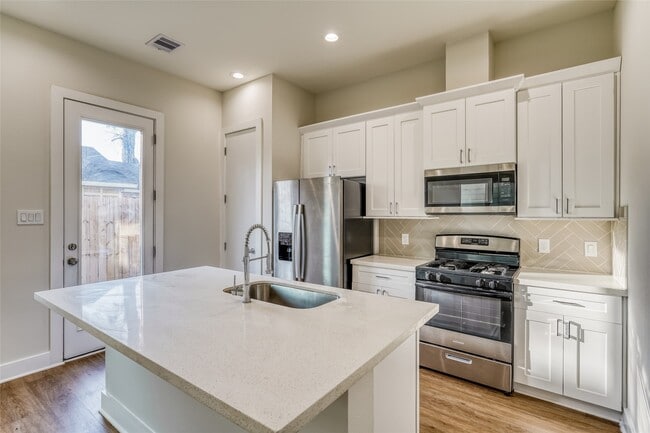 Building Photo - 833 Dorchester St