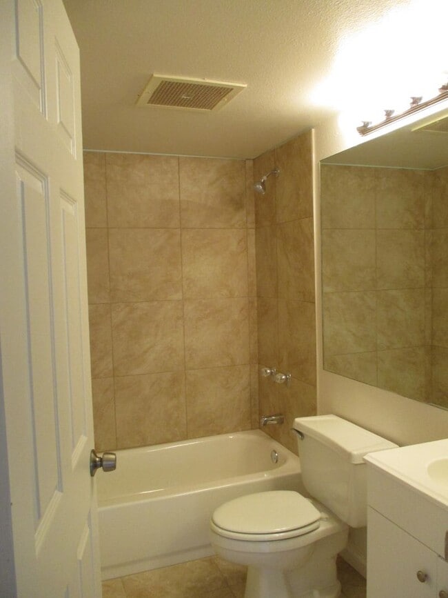 Building Photo - 2bd 1ba ground floor unit with 1 parking space