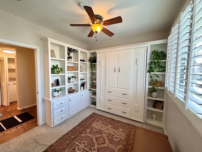 Building Photo - Gorgeous 3 Bed, 2 Bath Unit with Ocean Views