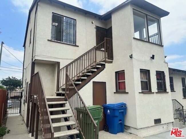 Primary Photo - 900 W 69th St