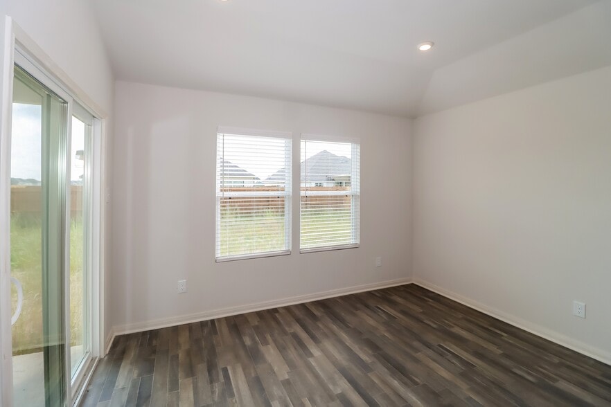 Building Photo - 112 Rustic Trce