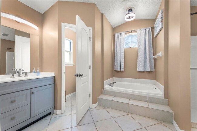 Building Photo - Beautiful 4BR Home with Fireplace, Screene...