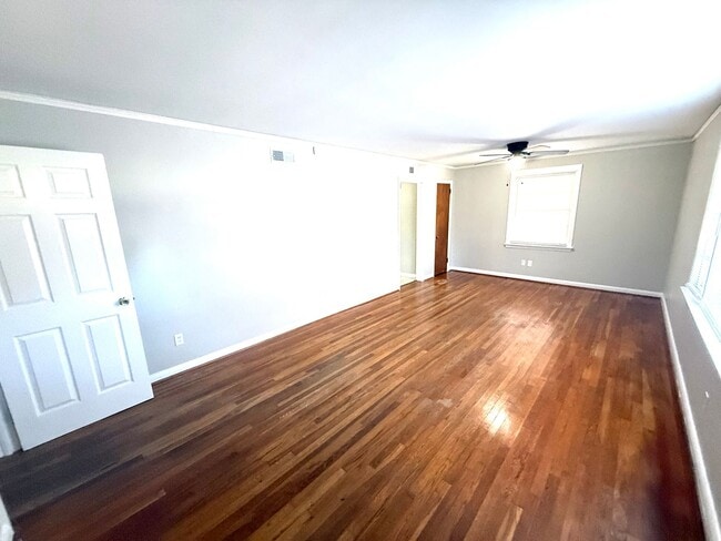 Building Photo - ** 3 Bed 1 Bath located in Morningview ** Call 334-366-9198 to schedule a self showing