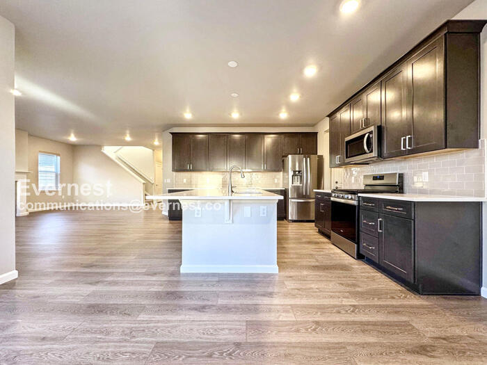 Building Photo - 10855 Hayloft St