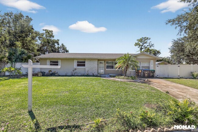 Building Photo - Updated, Large yard, quiet neighborhood, and convenient location