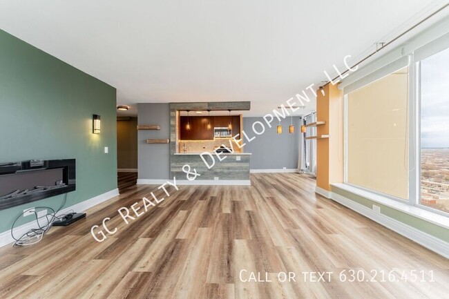 Building Photo - *** 2 WEEKS FREE RENT / EDGEWATER PLAZA / ...