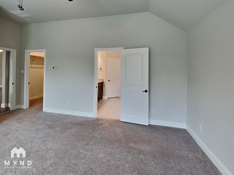 Building Photo - 544 Bradley Dr