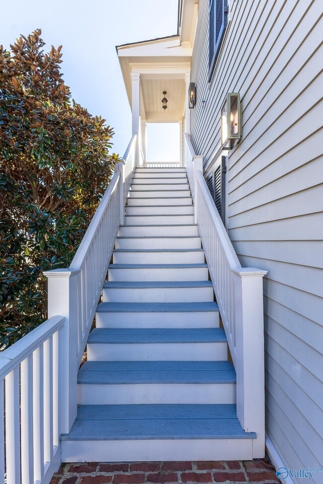 Building Photo - 32 Hillcrest Ave NW