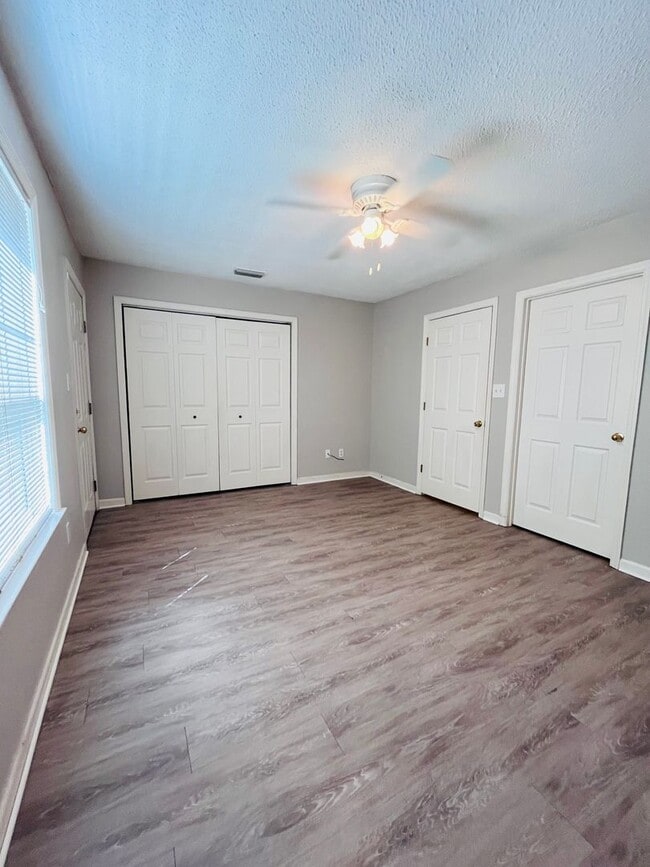 Building Photo - 3 BR/ 2 BA townhome located in Lakeshore E...