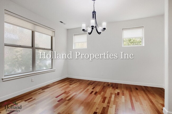 Building Photo - 6267 NE Carillion Dr